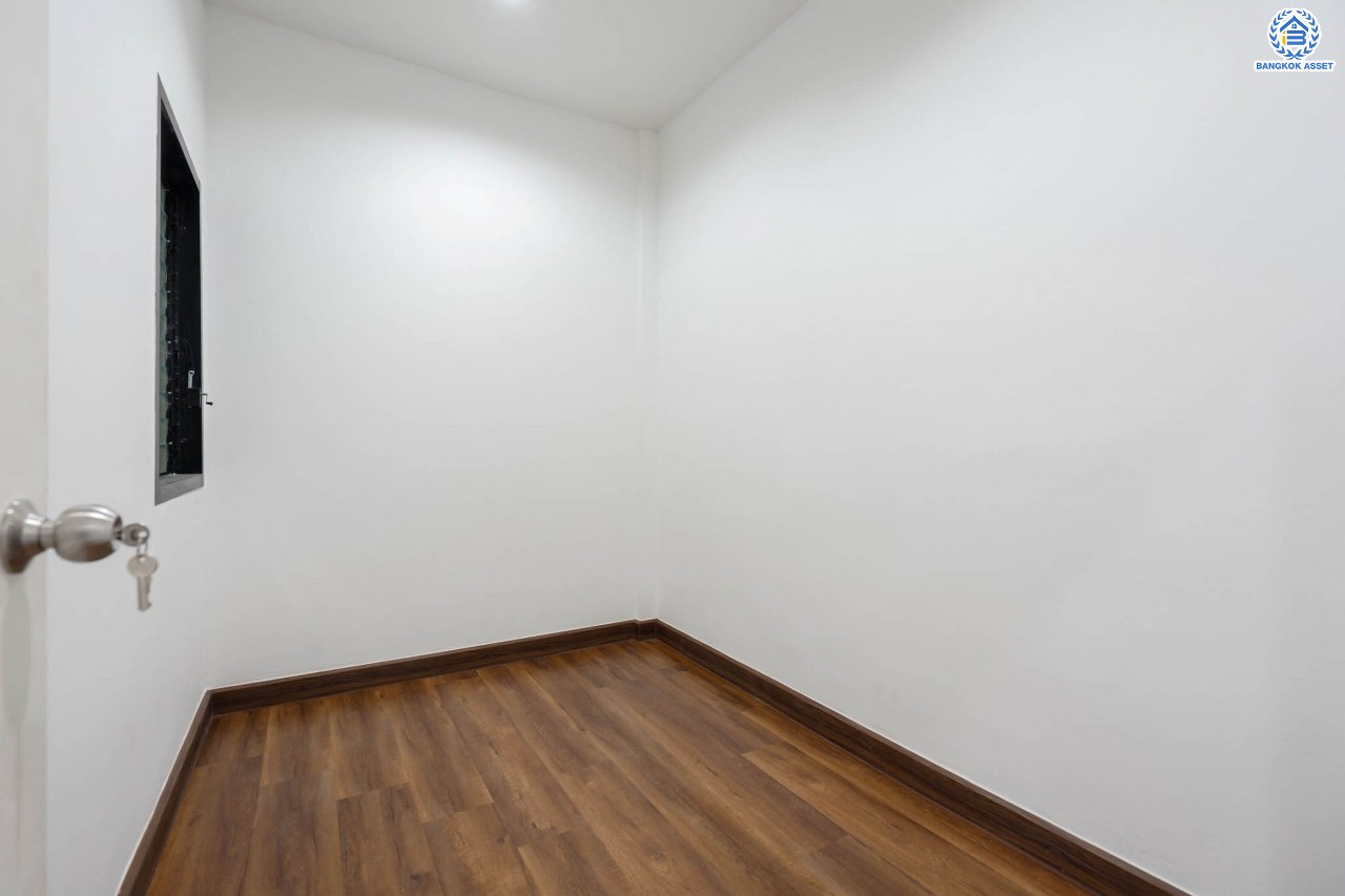 บ้านมือสองตกแต่งใหม่ โครงการ บ้านทอฝัน พิบูลย์สงคราม พร้อมอยู่ เนื้อที่ 16 ตร.ว. ฟังก์ชัน 3 ห้องนอน 2 ห้องน้ำ จอดรถได้ 1 คัน บนสุดยอดทำเล! เชื่อมถนนพิบูลย์สงคราม, วงศ์สว่าง, นครอินทร์ และติวานนท์ ใกล้จุดขึ้นทางด่วนศรีรัช-วงแหวนรอบนอก และรถไฟฟ้า "สถานีแยกติวานนท์"...